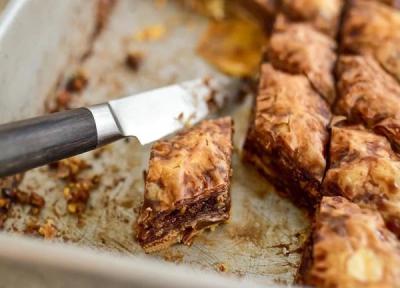 4 طرز تهیه باقلوا شکلاتی گرم و سرد ، شربت باقلوا باید سرد باشه یا گرم؟ 4 طرز تهیه باقلوا شکلاتی گرم و سرد ، شربت باقلوا باید سرد باشه یا گرم؟